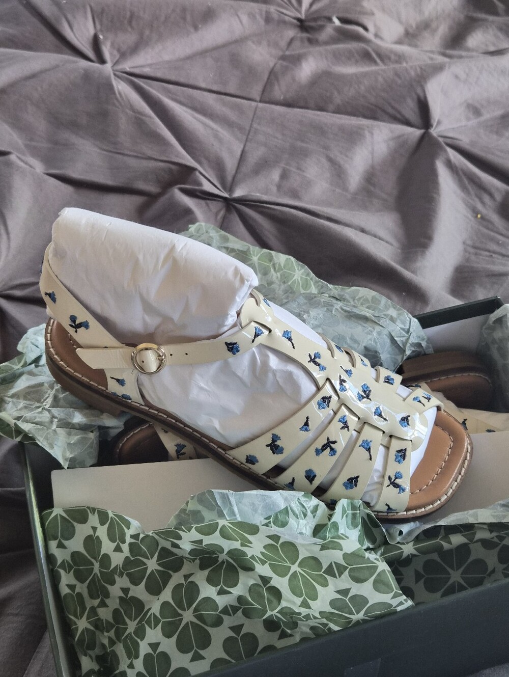 NWT KATE SPADE WONDER OPEN TOE PATENT WHITE SANDALS WITH BLUE FLOWERS